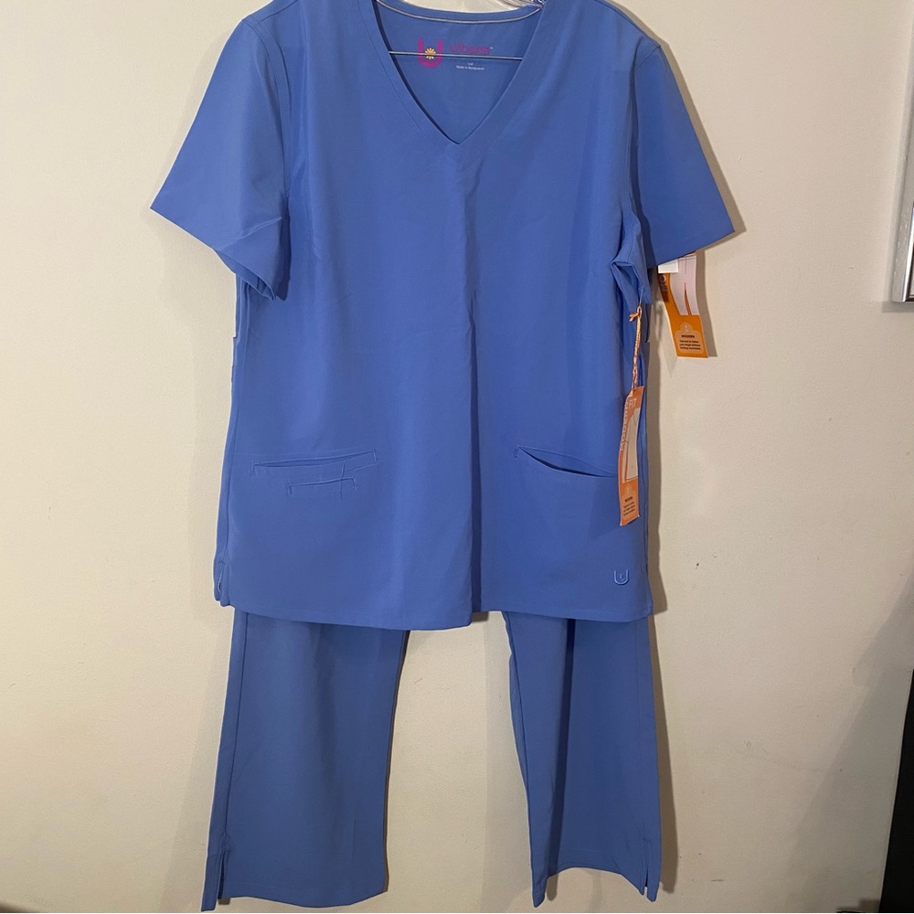 Women's Urbane Scrubs Light Blue Size Large Top and Bottom